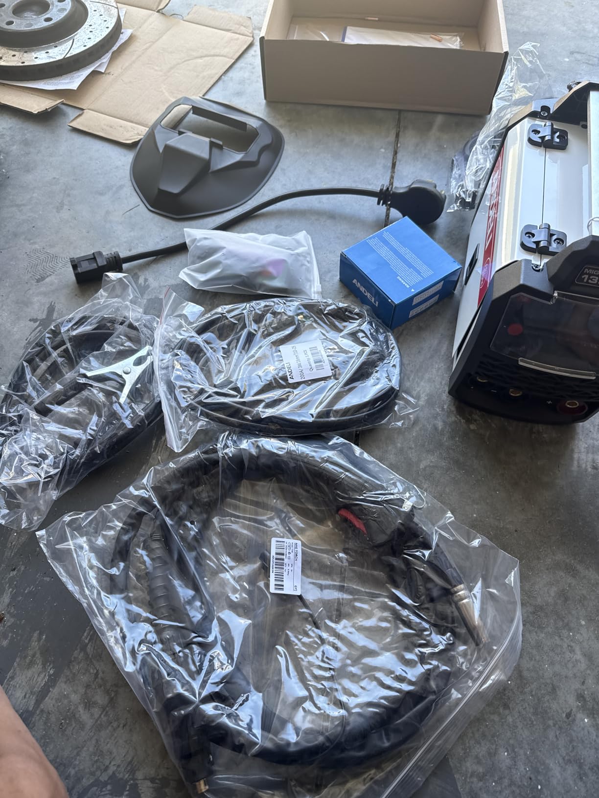 ANDELI 110V/220V MIG Welder 135A, PULSE Flux Core MIG/Lift Tig/Stick 3-in-1 Gasless MIG Welding Machine with Synergy, Large LED Display,2T/4T Full Kit (Bonus Welding Helmet & Gloves) customer photo 2