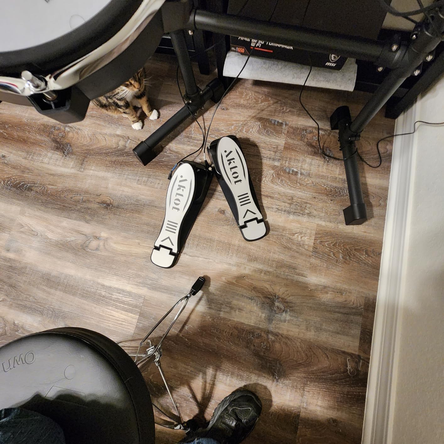 AKLOT B-CORE530 Electric Drum Set: Dual-Zone Quiet Mesh Drum Pads, 10’’ Dual-Trigger Cymbals, Height-Adjustable Rack, 360 Sounds, USB MIDI, Lesson Book, Throne, Sticks, Headphones customer photo 1
