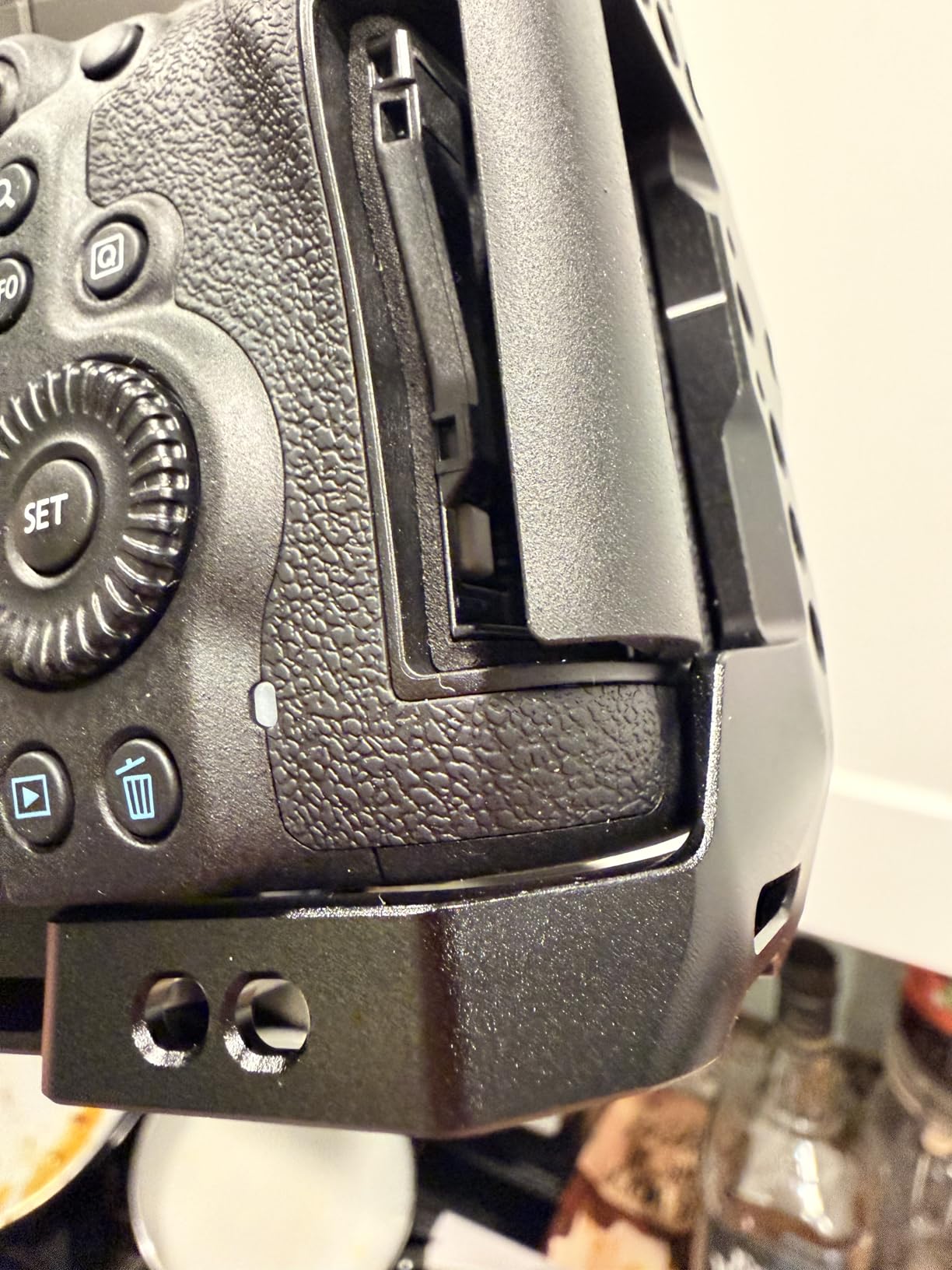 SmallRig R6 II Hawklock Camera Cage Kit for Canon R6 Mark II, Full Cage with Top Handle and Cable Clamp, Buit-in Cold Shoes and NATO Rails -5197 customer photo 1