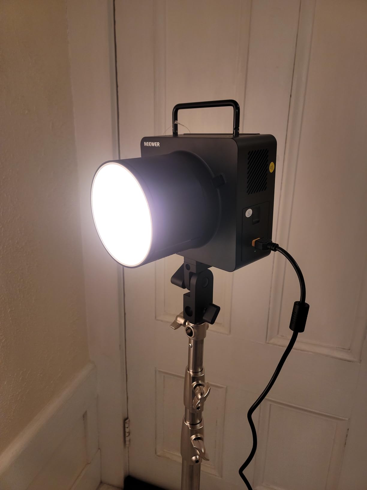Neewer Q6 600Ws 2.4G TTL Outdoor Studio Flash App Control, Compatible with Godox, 1/1-1/512, 1/8000 HSS 3000mAh Strobe Light, 30W Bi Color LED Modeling Lamp/400 Full Power Flash/0.01-0.9s Recycle customer photo 1