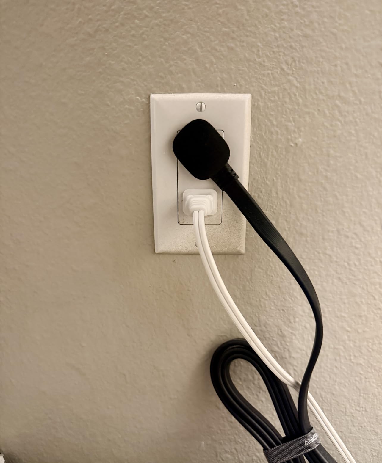 Anker Power Strip with 2000J Surge Protector, Flat Plug Extension Cord with Multiple Outlets, 8 AC, 2 USB A & 1 USB C Port for 20W, 5ft Outlet Extender, Dorm Room Essentials, Home Office, TUV Listed customer photo 1