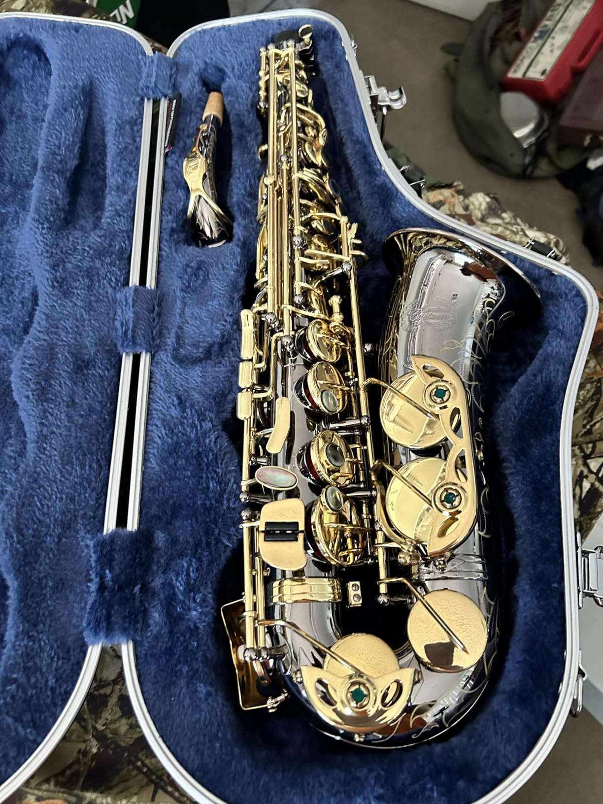 Crossrock ABS Tenor Saxophone Case - Contoured Champagne Finish, Burgundy Velvet Interior, Accessory Pocket, Security Lock & Detachable Strap customer photo 1