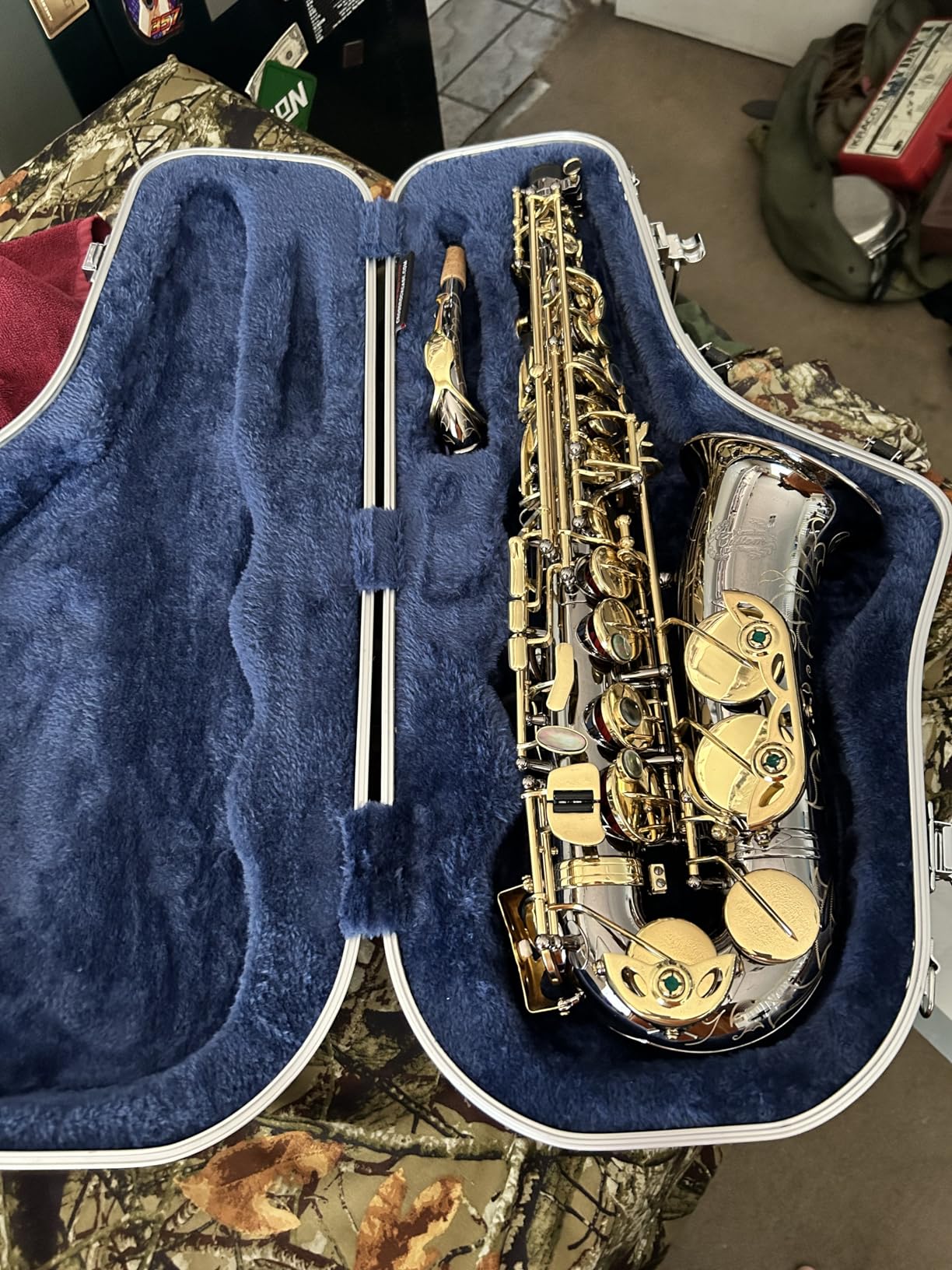 Crossrock ABS Tenor Saxophone Case - Contoured Champagne Finish, Burgundy Velvet Interior, Accessory Pocket, Security Lock & Detachable Strap customer photo 2
