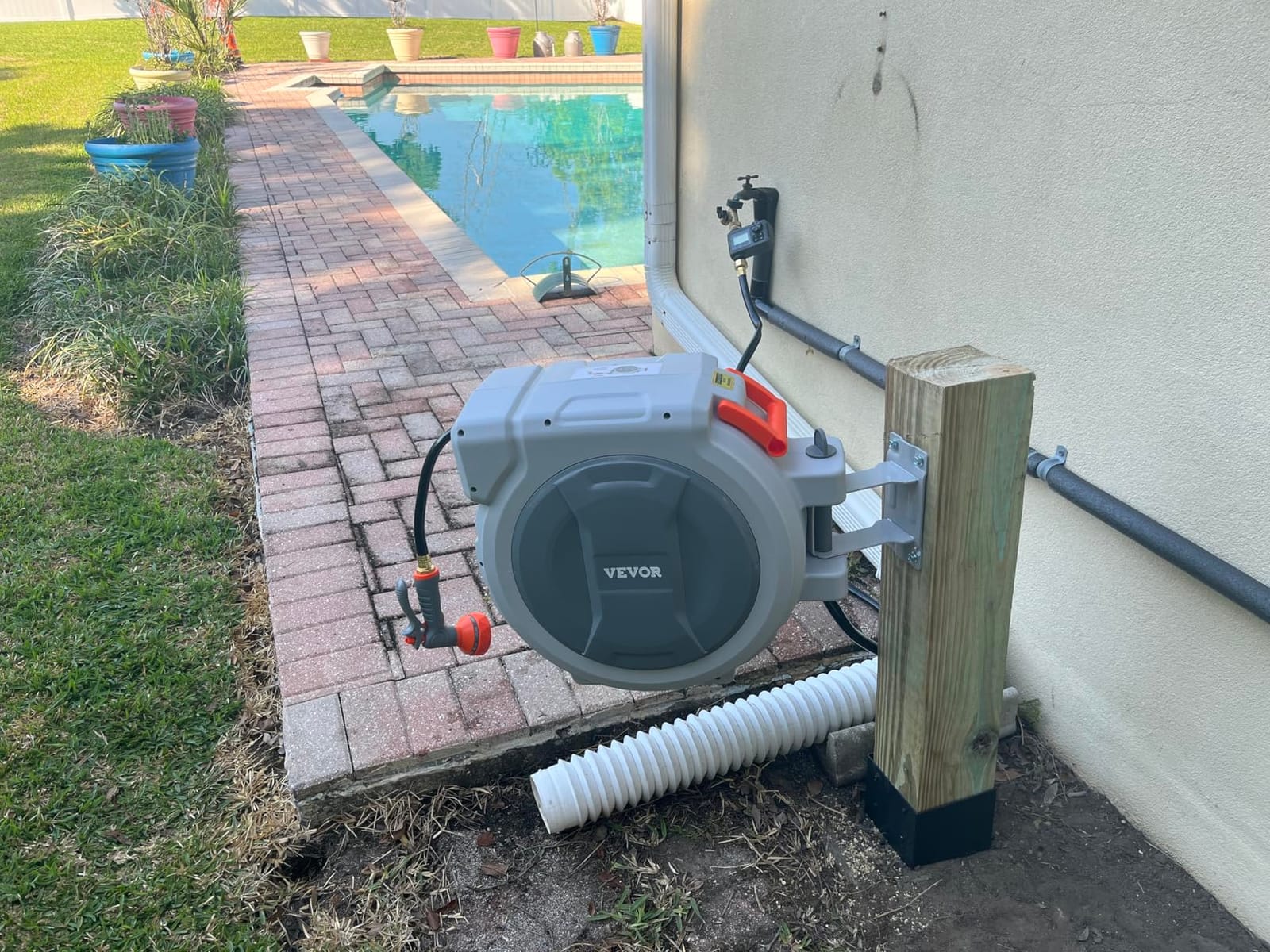 VEVOR Retractable Garden Hose Reel, 5/8 Inch x 100 ft Wall Mounted Hose Reel, Heavy Duty Garden Hose Reel with 9 Patterns Nozzle, Any Length Lock, Upgraded Slow Return System and 180° Swivel Bracket customer photo 1