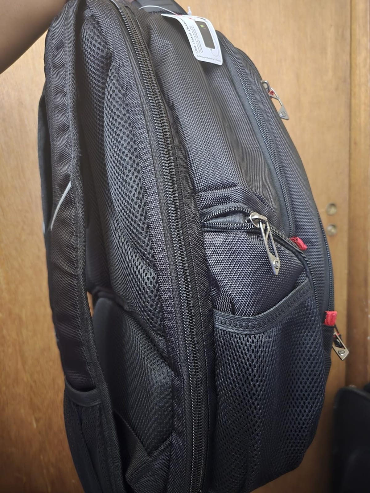 Swissdigital Design Laptop Backpack with Apple Find My Network SD1643FB-01 | Tech Backpack, Work Bag with USB Charging Port, RFID Protection Pocket, TSA Friendly, Fits 17-Inch Laptop, Black, CIRCUIT PRO customer photo 1