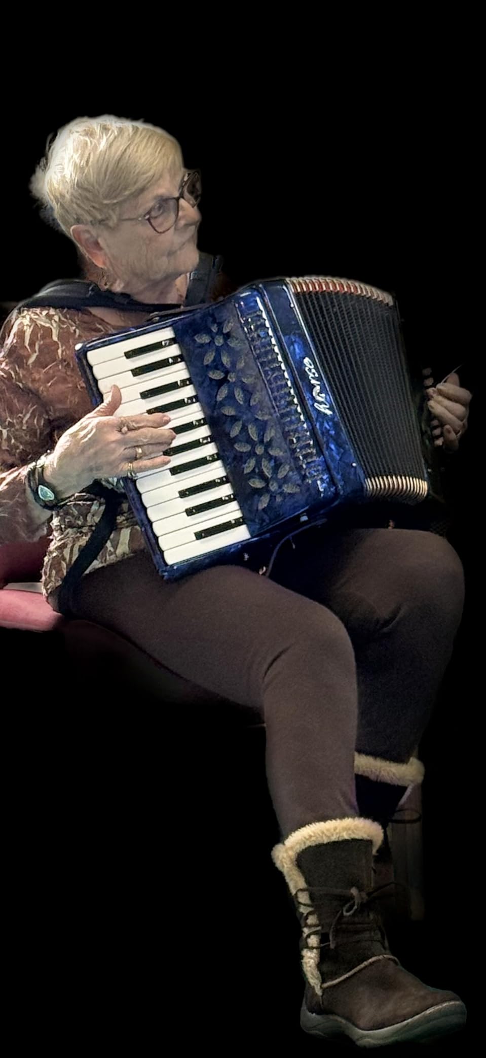 25 Keys Accordion, 16 Bass Piano Accordion for Beginner and Adults, Lightweight Portable with Adjustable Straps, Cleaning Cloth, Glove, and Carrying Bag(Black) customer photo 2