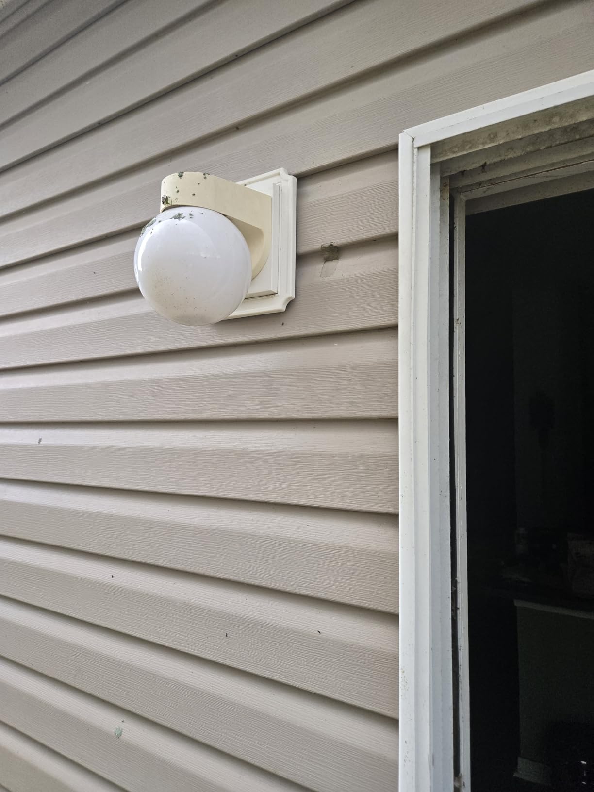 Ring Floodlight Cam Pro, Wired (newest model), Home or business security, Retinal 4K with wide-angle video, 10x Enhanced Zoom, and 2000 Lumen Floodlights, White customer photo 2