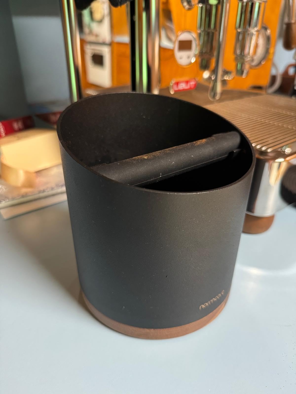 Normcore Espresso Knock Box, 1L Capacity Holds 20-25 Espresso Pucks, Stainless Steel with Walnut Non-Slip Base, Knock Bin For Home Baristas, Black customer photo 1