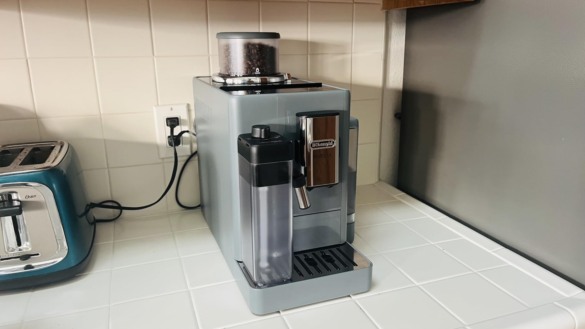 De'Longhi Rivelia Automatic Espresso Machine, Grinder & Frother, Easy Bean Switching, Pebble Gray customer photo 2