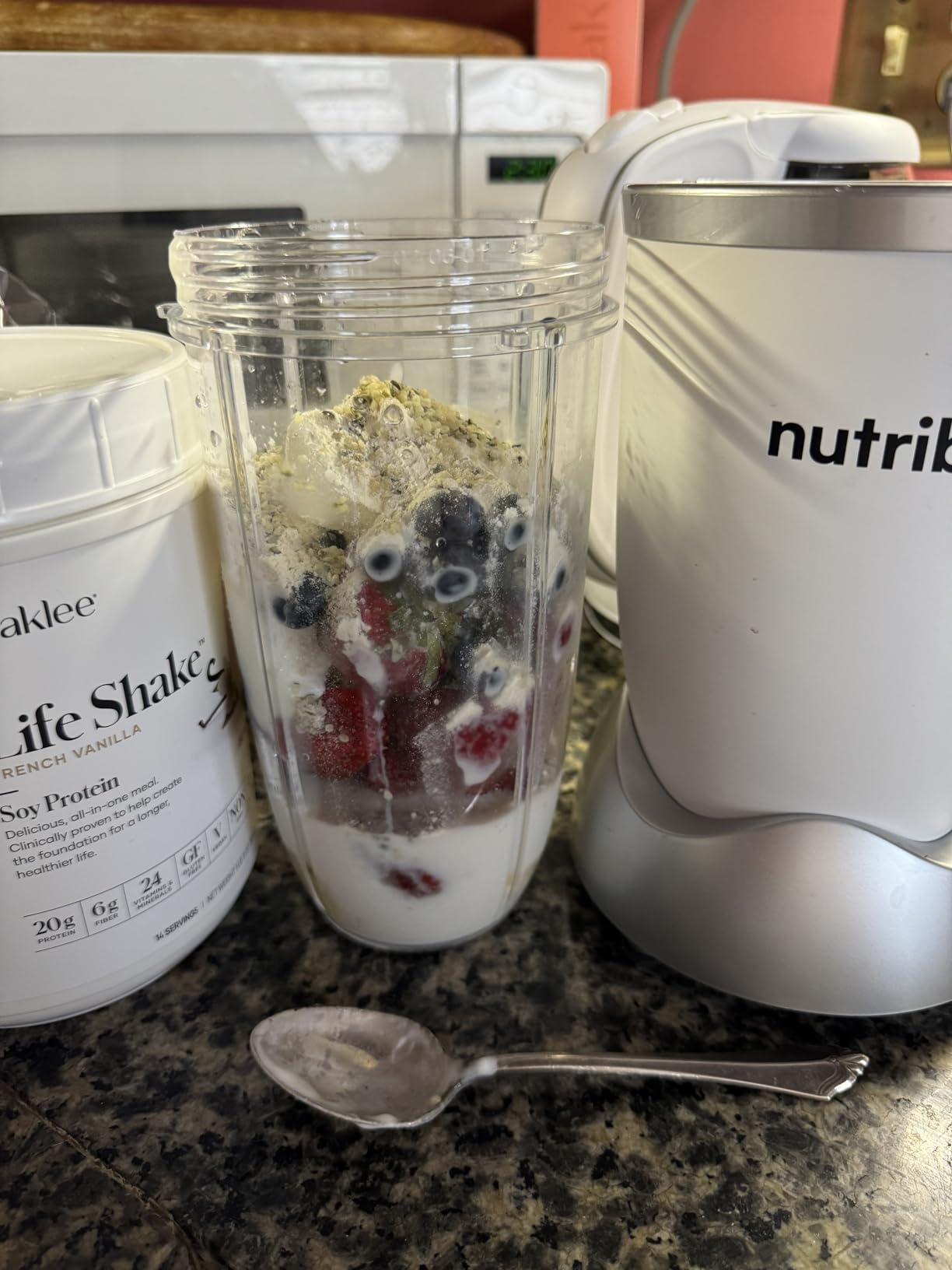 nutribullet Pro Personal Blender, Shakes, Smoothies, Food Prep, and Frozen Blending, 32 Ounce Cup, 24 Ounce Cup, Flip-top Travel Lid, 900 Watt, Matte Black, NB9-0901AK customer photo 1