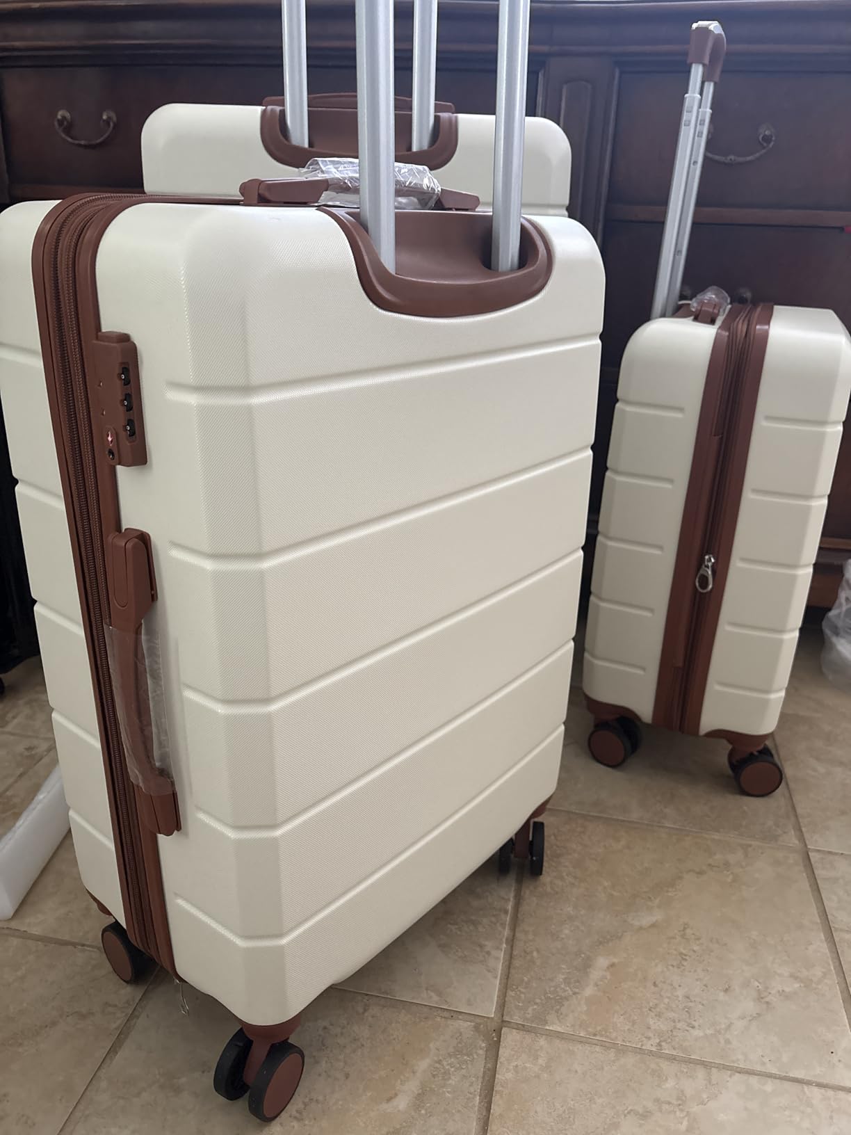 YOETEY Luggage Sets 3 Piece, Expandable Hardshell Suitcase with TSA Lock & Silent Spinner Wheels, Lightweight Hardside Travel Suitcase Set for International Trips (20/24/28 in, White) customer photo 2