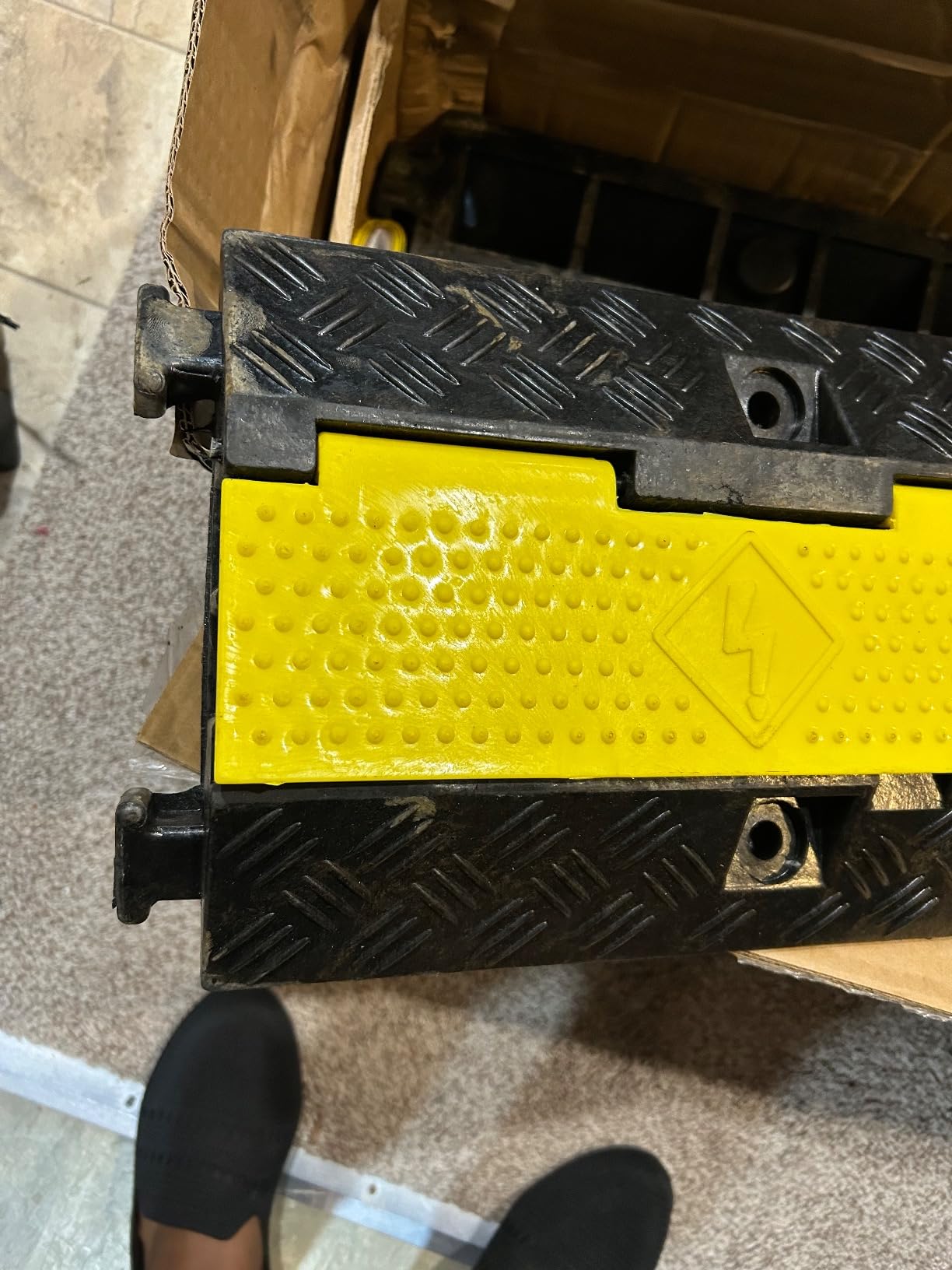 VEVOR Cable Protector Ramp, 22,000 lbs/axle Capacity, 2 Channel Heavy Duty Rubber Cord Hose Wire Cover, 1.3 x 1.2 in Channel, Traffic Speed Bump with Flip-Open Top Cover, for Indoor Outdoor, 1 Pack customer photo 2