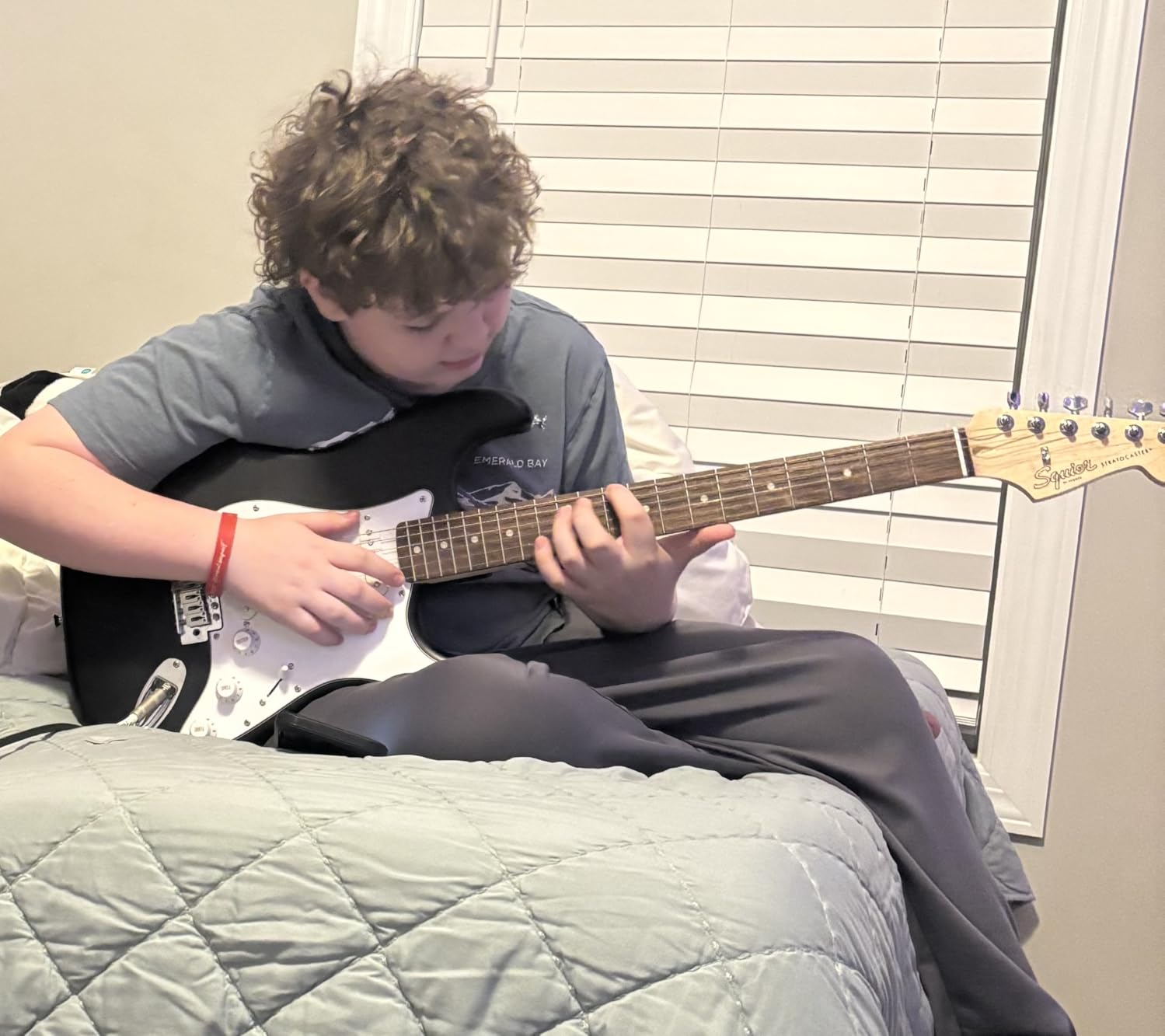 Fender Mini Stratocaster Beginner Electric Guitar Kit with Amp, Daphne Blue customer photo 1