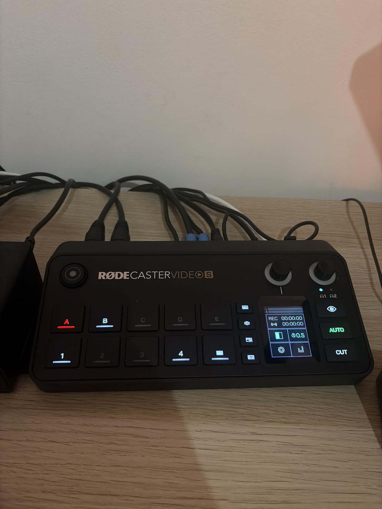 RØDE RØDECaster Video S - Podcast Video Switcher and Audio Interface - Multi-Camera, 4 x Video Inputs (HDMI and USB), 1080p60, Multi-Source Scenes customer photo 1