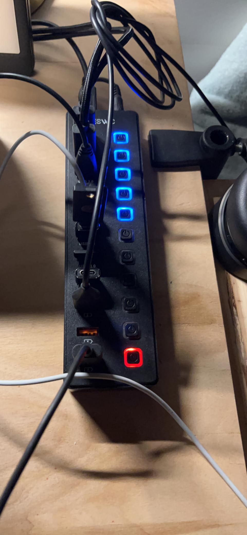 Powered USB Hub, JESWO 7-Port USB 3.0 Hub, Aluminum USB Data Hub with 3.3ft Cable, USB Hub 3.0 Powered with 20W Power Adapter for MacBook, Mac Pro/mini, iMac, XPS, PC, USB-Flash Drives, etc. (Black) customer photo 2