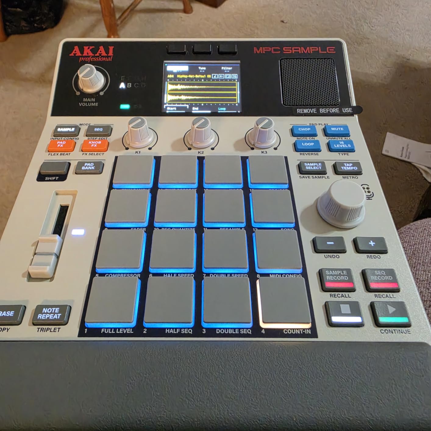 Akai Professional MPC Sample Portable Sampler | Standalone, Rechargeable Battery, USB-C, Speaker, Microphone, for Sampling, Sequencing and Music Production customer photo 1