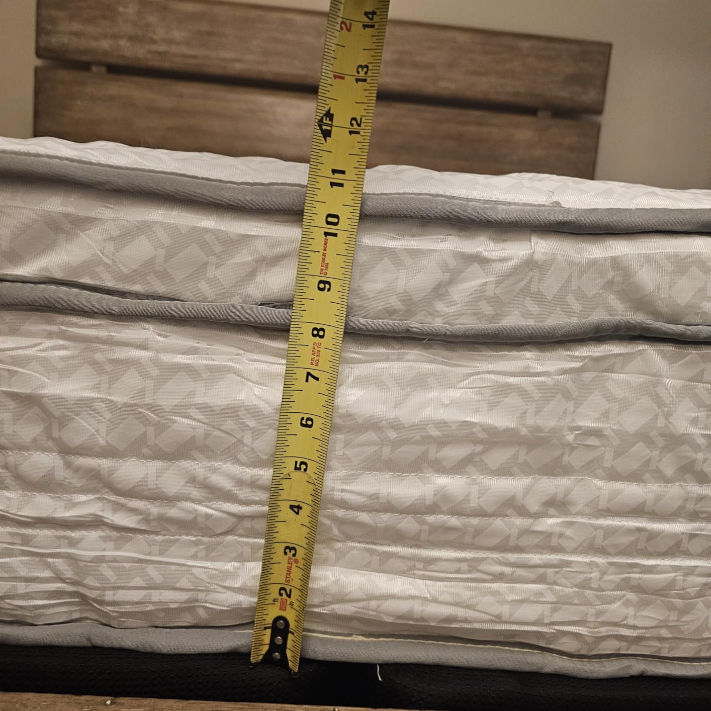 Novilla 12 Inch King Size Mattress, Hypoallergenic & Back Pain Relief, Hybrid King Mattresses in a Box with Smarts Coils, Fiberglass Free CertiPUR-US Certified customer photo 1