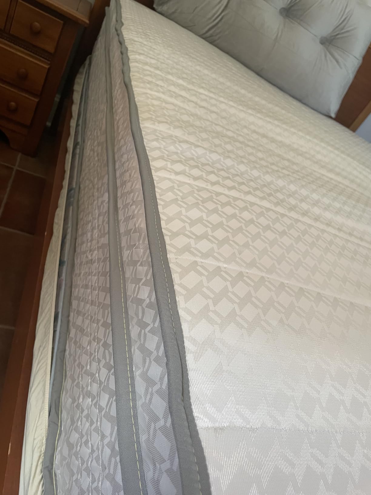 Novilla 12 Inch King Size Mattress, Hypoallergenic & Back Pain Relief, Hybrid King Mattresses in a Box with Smarts Coils, Fiberglass Free CertiPUR-US Certified customer photo 2