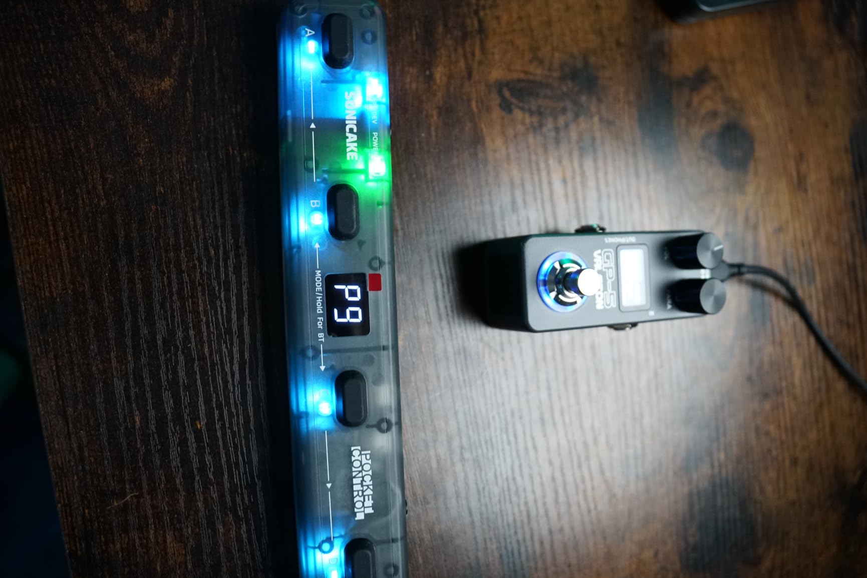 SONICAKE Pocket Control - MIDI Foot Controller, Wired/Wireless MIDI Transmission, USB Host, 4 Buttons BT Rechargeable Page Turner Pedal for Musician/Live Performance/Studio (Black) customer photo 1