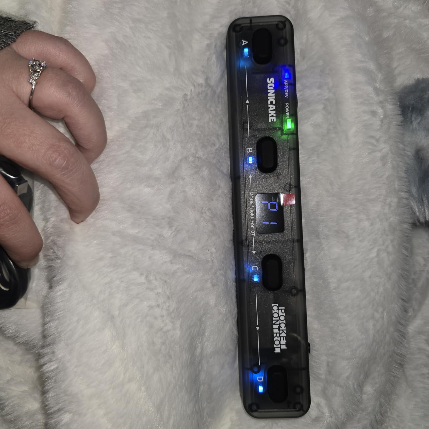 SONICAKE Pocket Control - MIDI Foot Controller, Wired/Wireless MIDI Transmission, USB Host, 4 Buttons BT Rechargeable Page Turner Pedal for Musician/Live Performance/Studio (Black) customer photo 2
