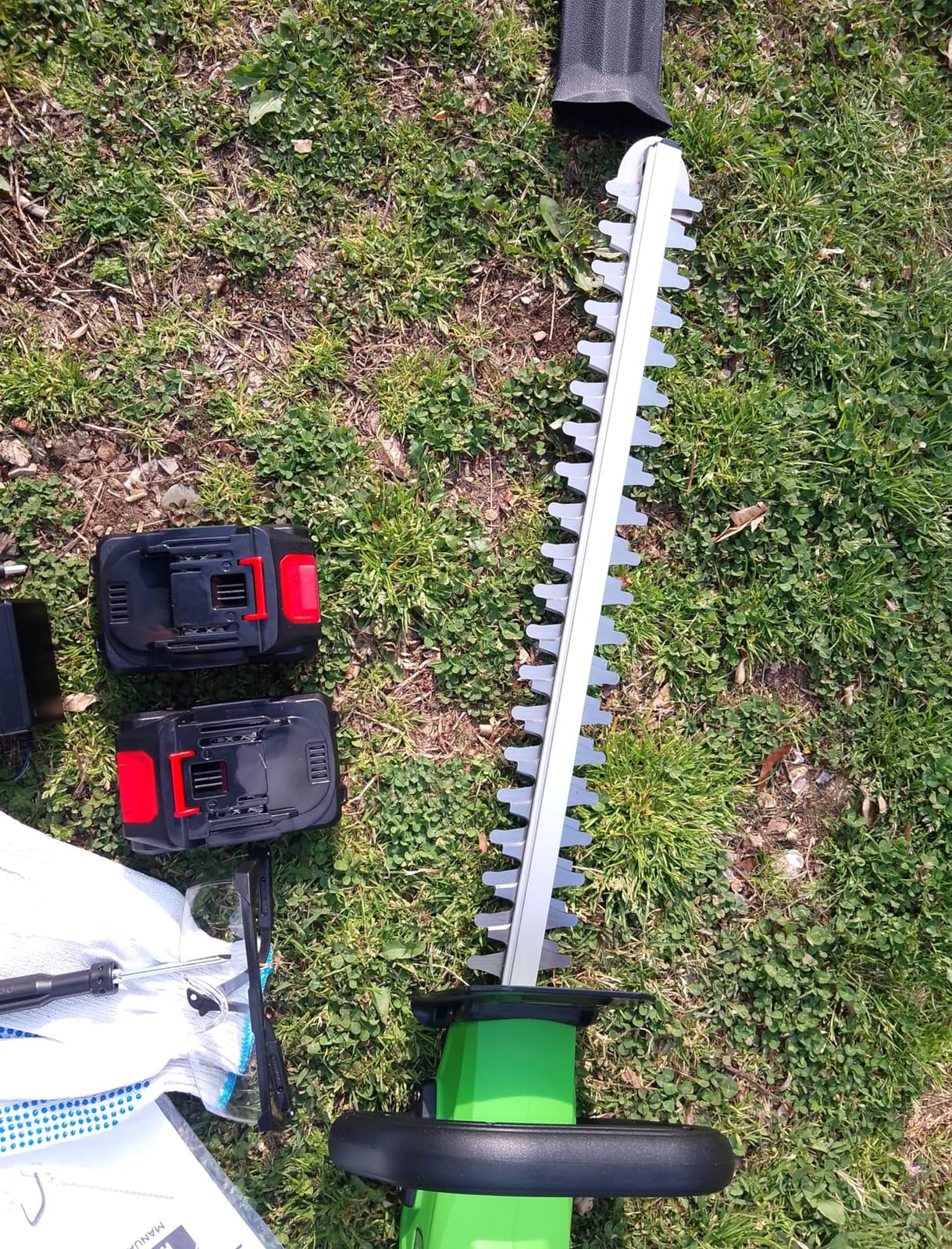 SOARFLY 2 in 1 Pole Hedge Trimmer Cordless & Handheld Hedge Trimmer | 2Pcs 4.0Ah Battery & Charger, 20V Electric Hedge Trimmer, 8.5 Feet Reach, 20