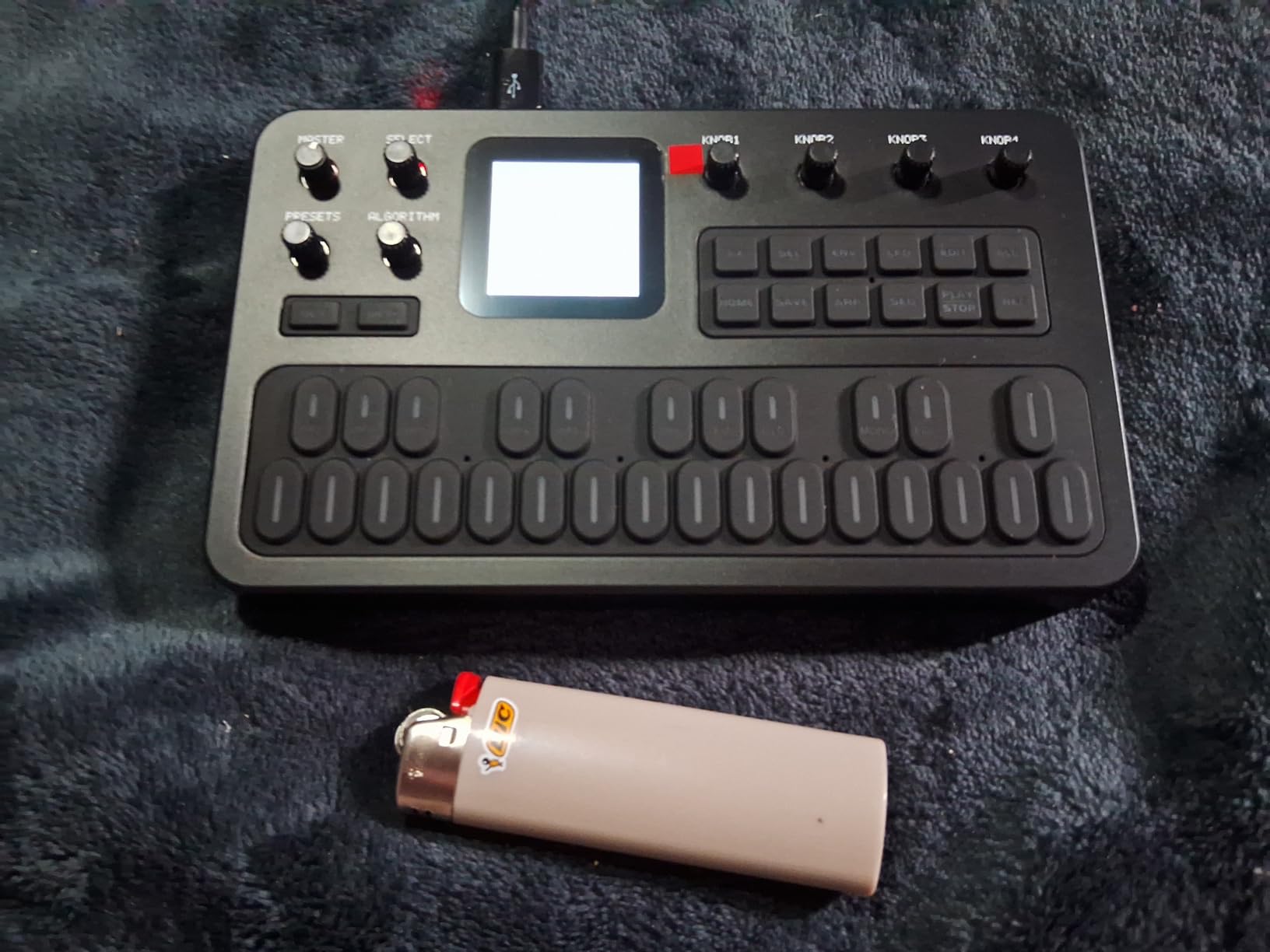 Wireless Portable FM Synthesizer with Built-in Speaker and Battery, 6 Operators, 32 Algorithms, 128 Preset Sounds, TFT Display Screen, 6 Built-in Effects, Arpeggiator, 16-Step Sequencer (Black) customer photo 1
