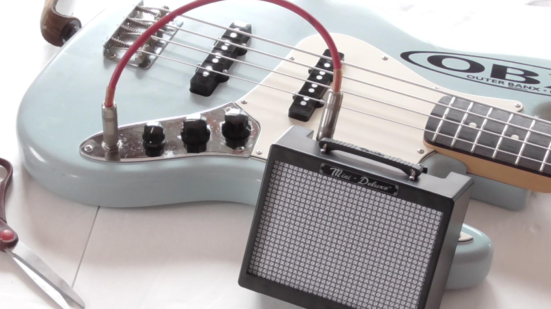 Fender Mini Deluxe Electric Guitar Amp, Mini Guitar Amp, Portable Amplifier, 3 Watts, Black customer photo 2