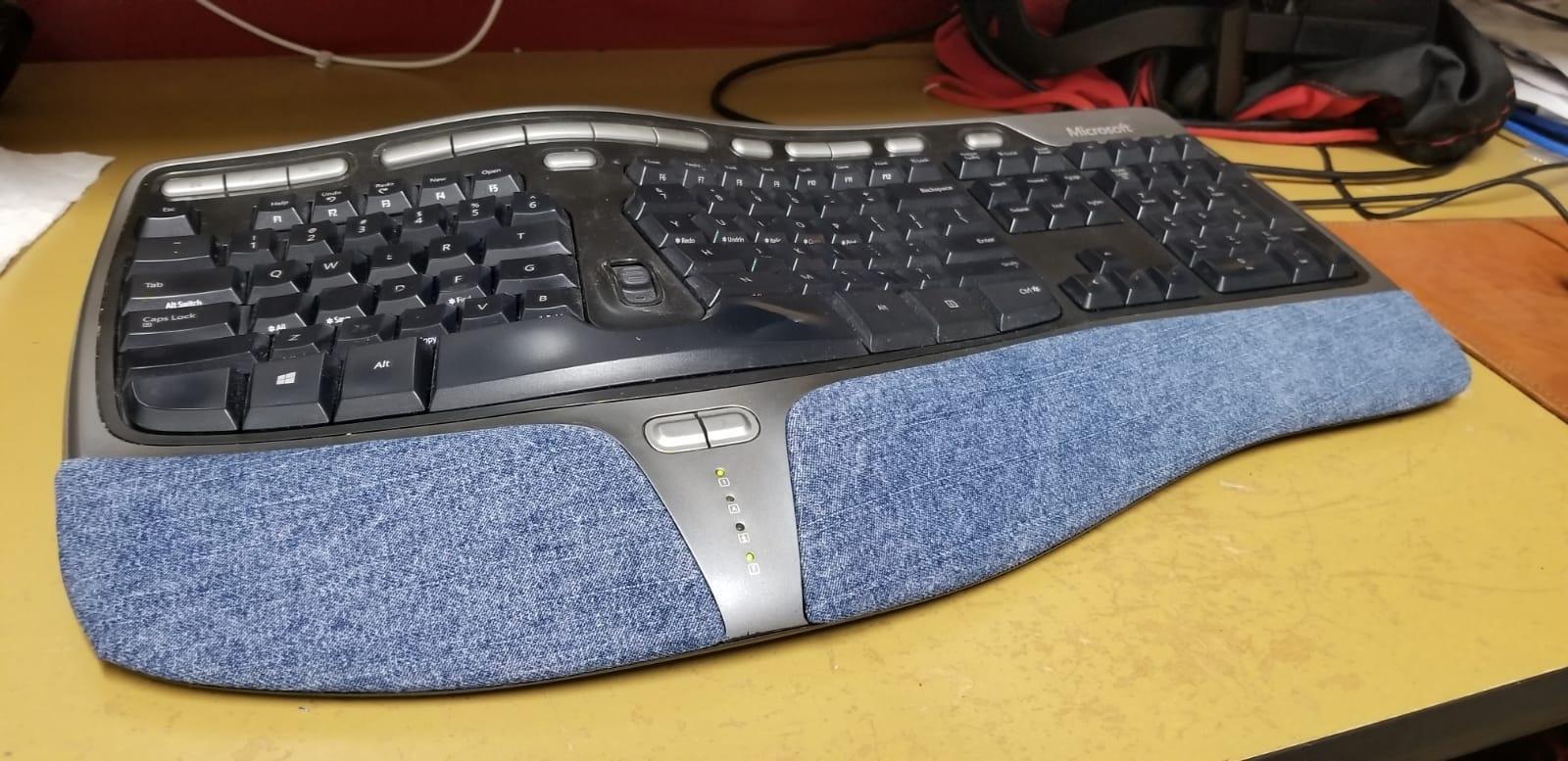 Microsoft Wired Natural Ergonomic Keyboard 4000, Retail customer photo 1