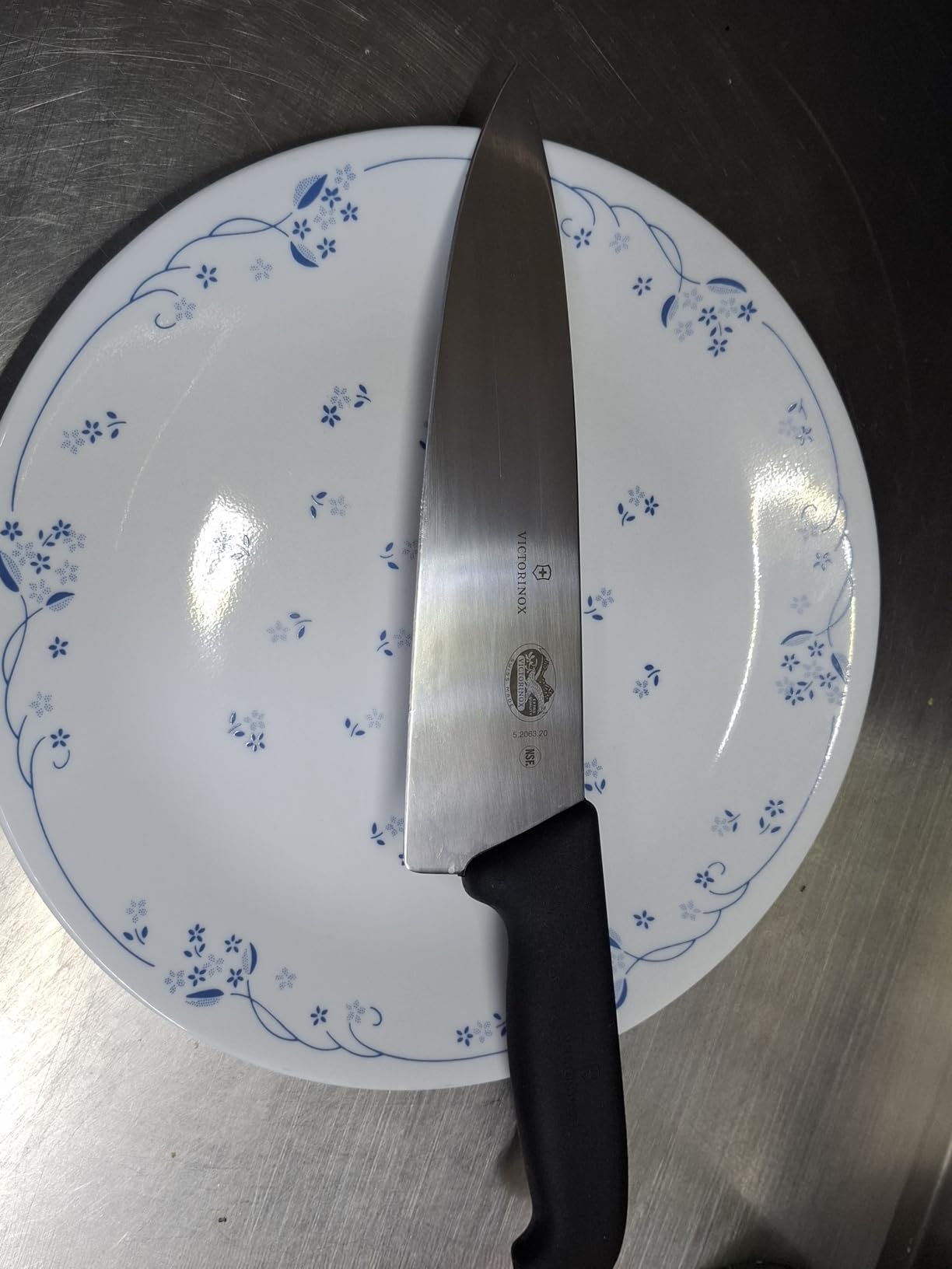 Victorinox Fibrox Pro 8 Inch Chef’s Knife, Dishwasher Safe, Black customer photo 2