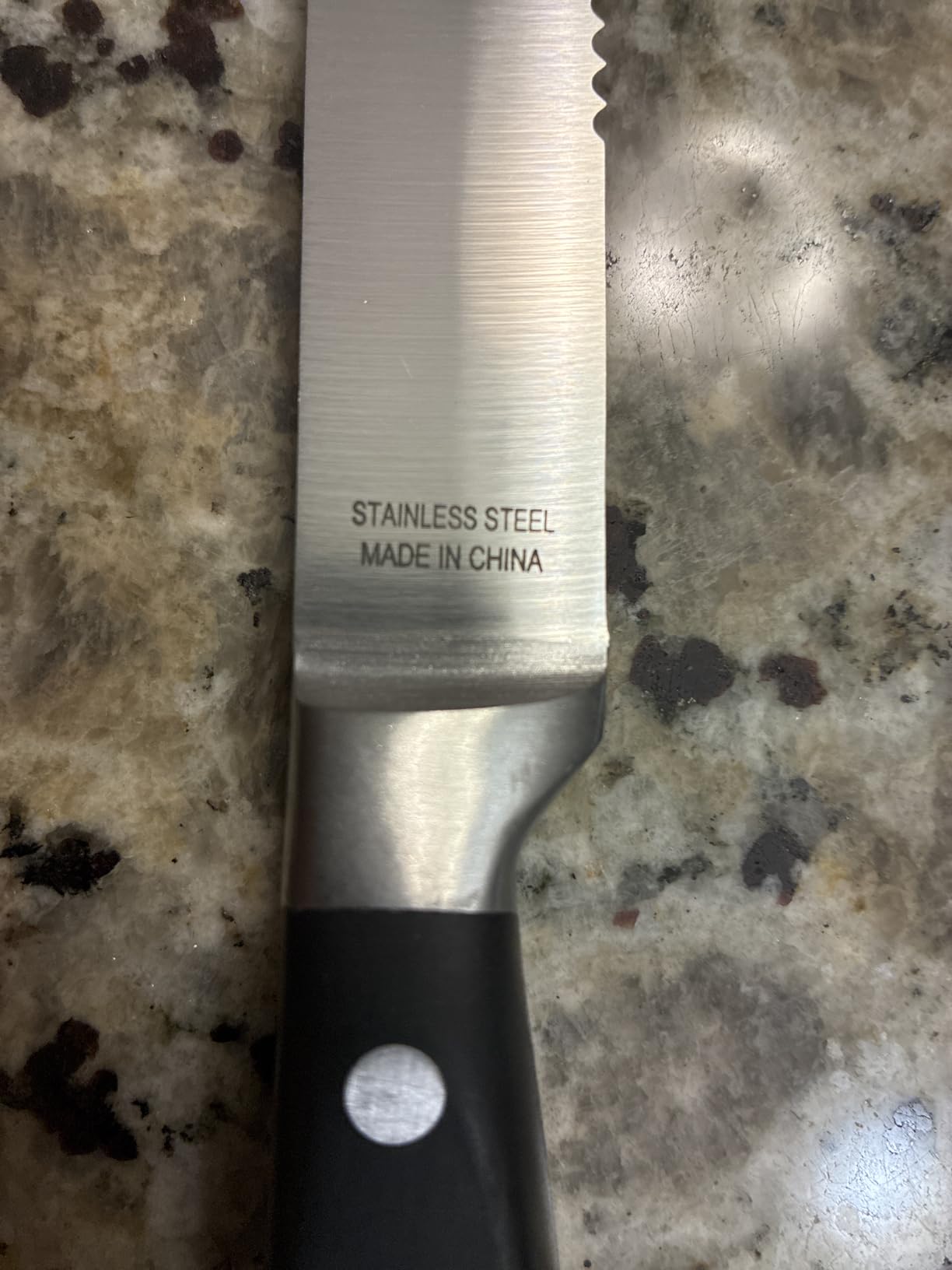 Amazon Basics 8-Piece Full Tang Stainless Steel Serrated Steak Knife Set, 4.5