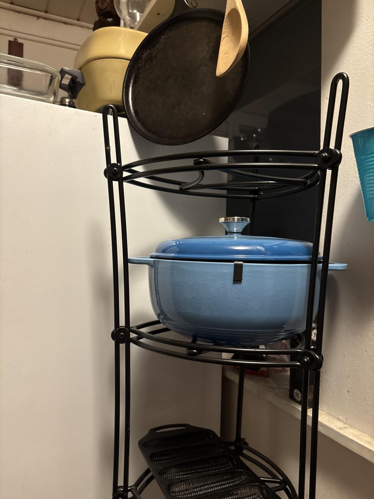Lodge Essential Enamel Cast Iron Dutch Oven, 6 Quart, Oyster White customer photo 1