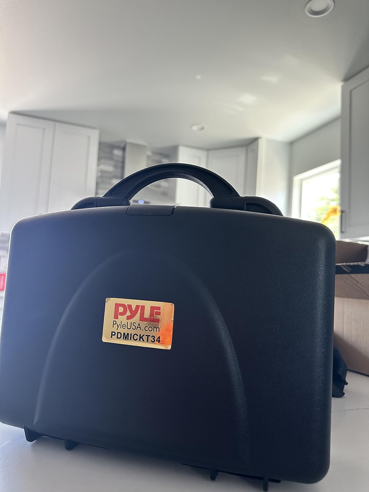 Pyle 3 Piece Professional Dynamic Microphone Kit Cardioid Unidirectional Vocal Handheld MIC with Hard Carry Case & Bag, Holder/Clip & 26ft XLR Audio Cable to 1/4'' Audio Connection (PDMICKT34),Black customer photo 1