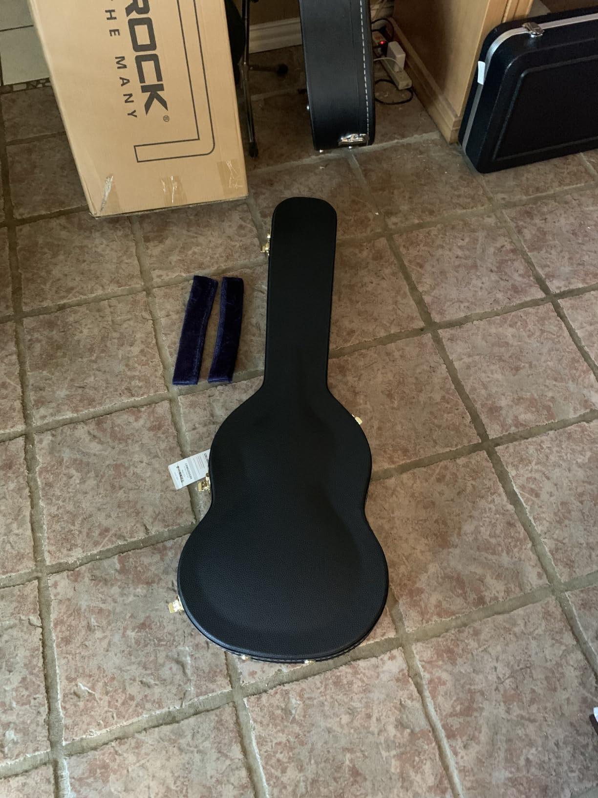 Crossrock Wooden Dreadnought Acoustic Guitar Case | Arched Top, Padded Interior, Lock & Storage – Fits Martin D-28, Taylor 210, Yamaha FG-Black(CRW600DBK) customer photo 1