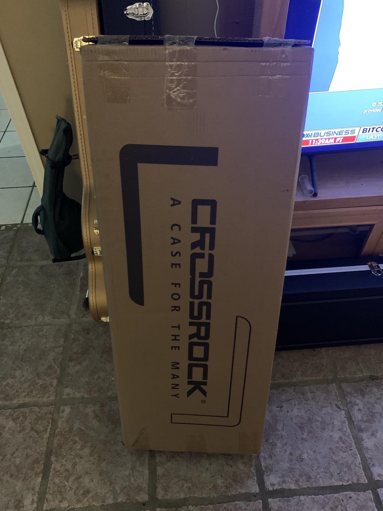 Crossrock Wooden Dreadnought Acoustic Guitar Case | Arched Top, Padded Interior, Lock & Storage – Fits Martin D-28, Taylor 210, Yamaha FG-Black(CRW600DBK) customer photo 2