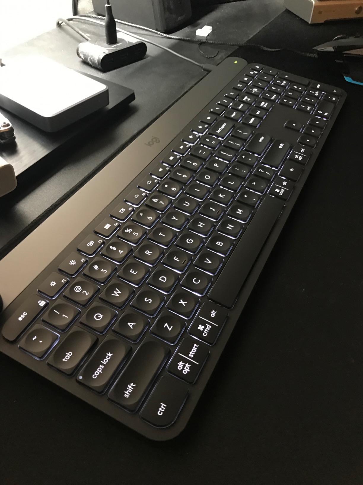 Logitech Craft Advanced Wireless Keyboard with Creative Input Dial and Backlit Keys, Dark Grey and Aluminum customer photo 2