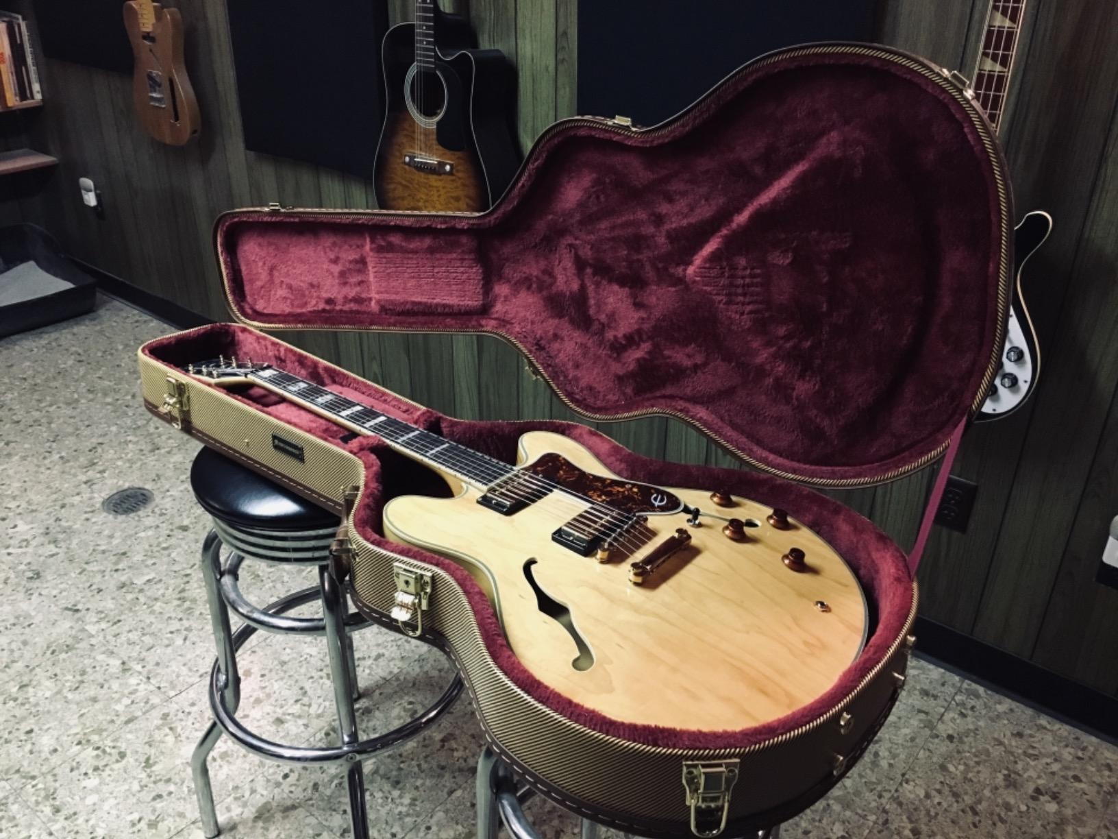 Crossrock Hardshell Arch Top Wood Case fits Les Paul Electric Guitars-Vinyl Tweed(CRW600LTW) customer photo 1