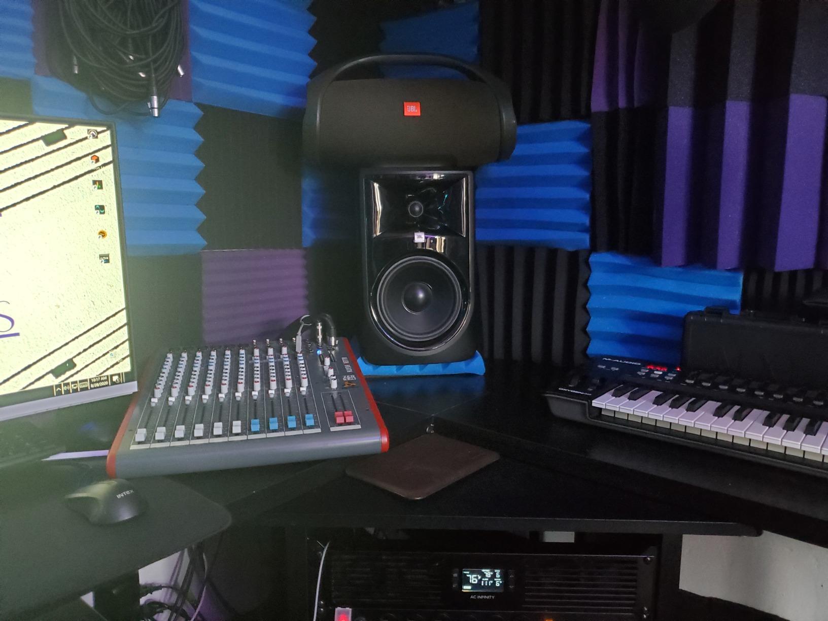 JBL Professional 308P MkII 8-Inch, 2-Way, Powered, Active Monitor Speaker for Near Field Music Production, Studio Monitor, Desktop Computer, Hi-Fi Audio. Sold individually, Black customer photo 2