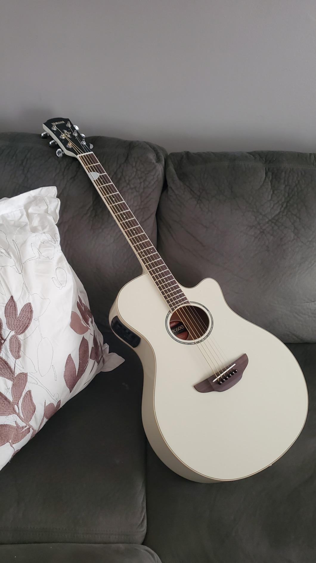 Yamaha APX600 NA Thin Body Acoustic-Electric Guitar, Natural customer photo 1