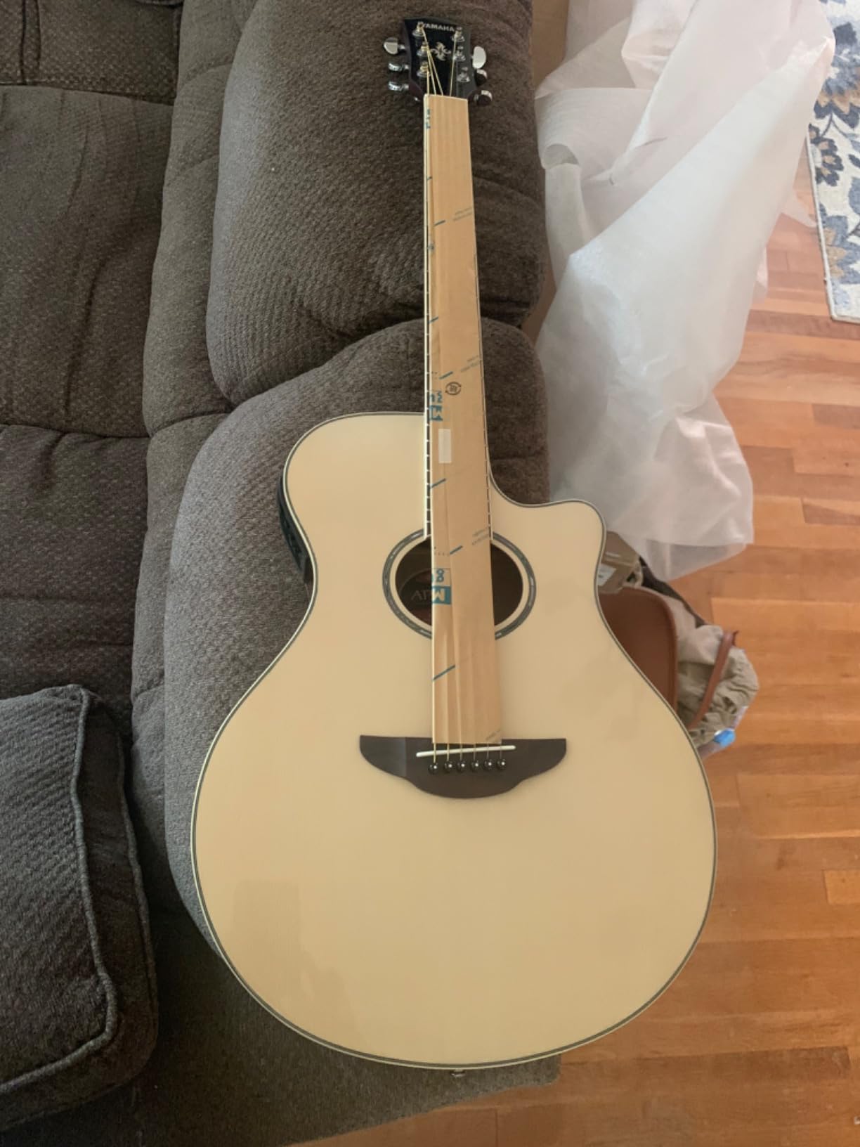 Yamaha APX600 VW Thin Body Acoustic-Electric Guitar, Vintage White customer photo 1