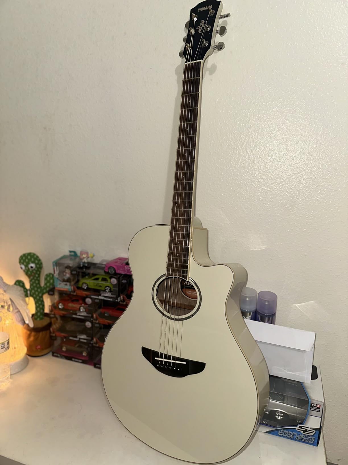 Yamaha APX600 VW Thin Body Acoustic-Electric Guitar, Vintage White customer photo 2
