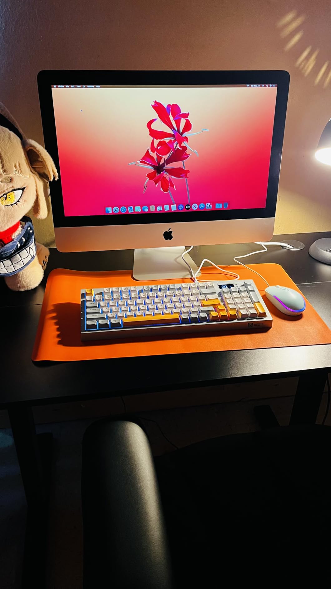 Apple iMac 21.5in 2.7GHz Core i5 (ME086LL/A) All In One Desktop, 8GB Memory, 256GB Solid State Drive, MacOS 10.12 Sierra (Renewed) customer photo 1