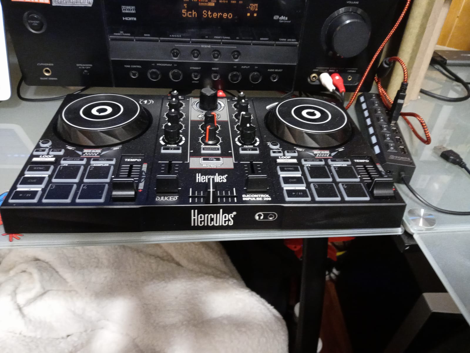 Hercules DJControl Inpulse 200 – DJ controller with USB, ideal for beginners learning to mix - 2 tracks with 8 pads and sound card - Software and tutorials included customer photo 1