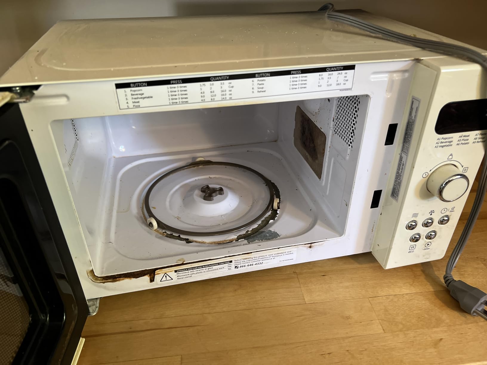 COMFEE' Countertop Microwave Oven, 0.7 Cu.Ft, 700W, Black, ECO Mode customer photo 1