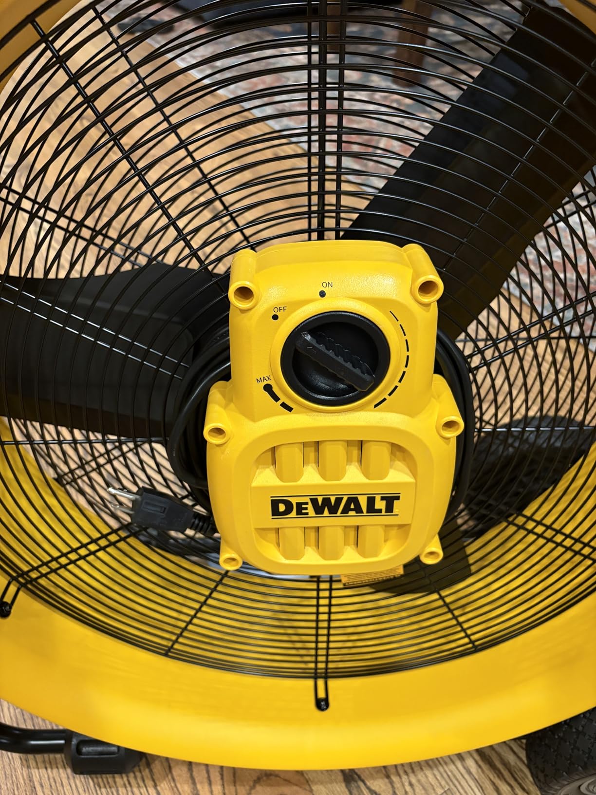 DEWALT 24 Inch Floor Fan, 360° Adjustable Tilt Drum Fan with Wheels DXF2490 customer photo 1