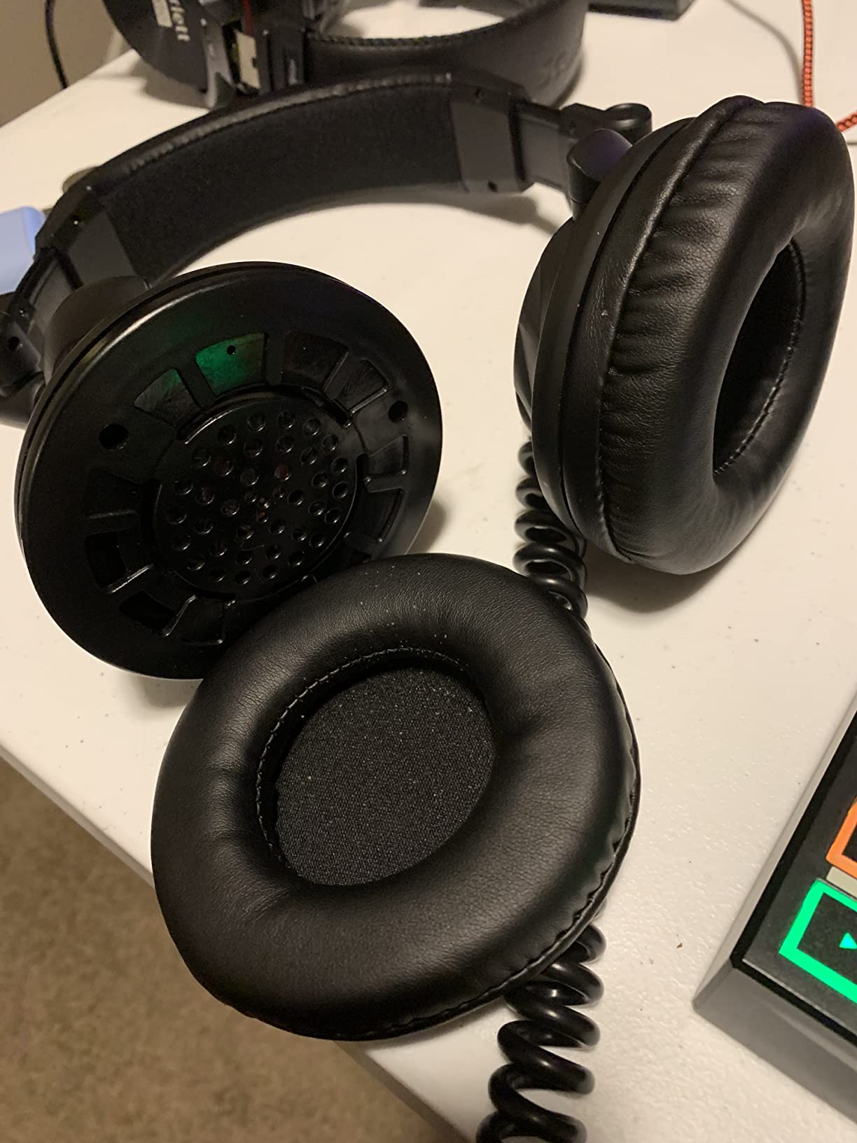 Hercules DJ Learning Kit w/ Inpulse 200 DJ Controller, 15 Watt Monitor Speakers and Sound-Isolating Headphones –2 Decks customer photo 2