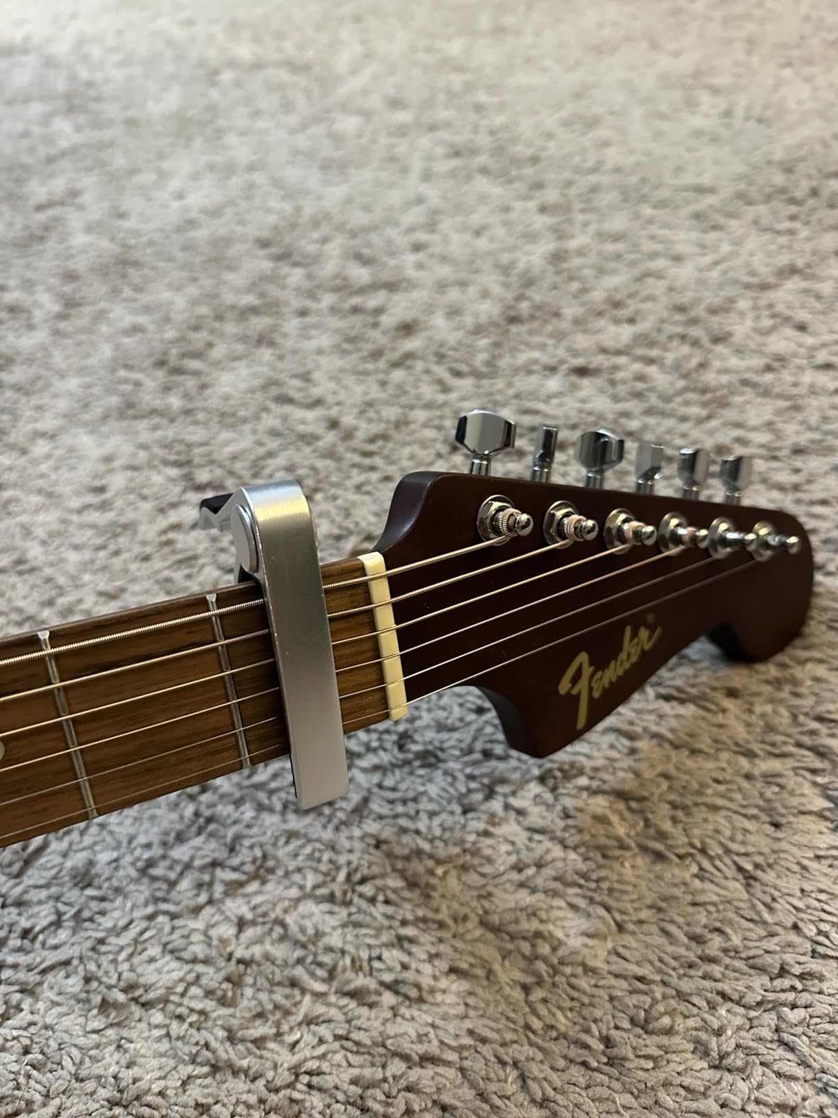WINGO Guitar Capo for Acoustic and Electric Guitars with 5 Picks, Silver customer photo 1