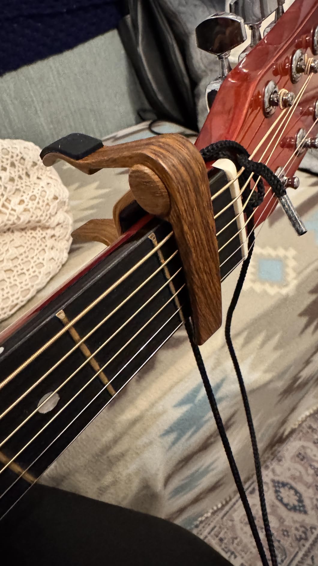 WINGO Guitar Capo for Acoustic and Electric Guitars with 5 Picks, Silver customer photo 2