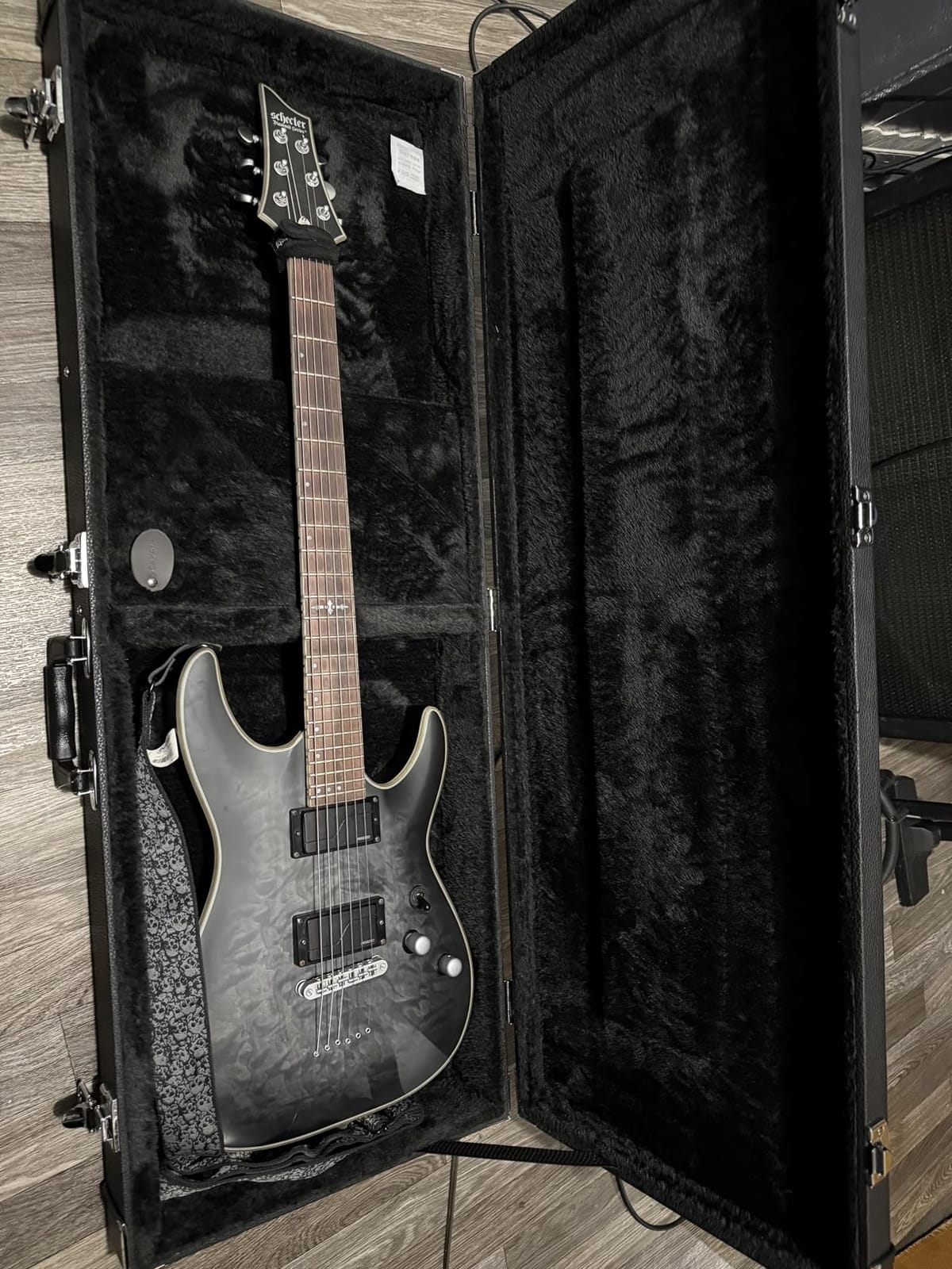 CAHAYA Electric Guitar Case Hard Shell Lockable Fits Strat Tele Les Paul | 4-Layer Protective Structure Black HardShell Case for Standard Electric Guitars with 1.06