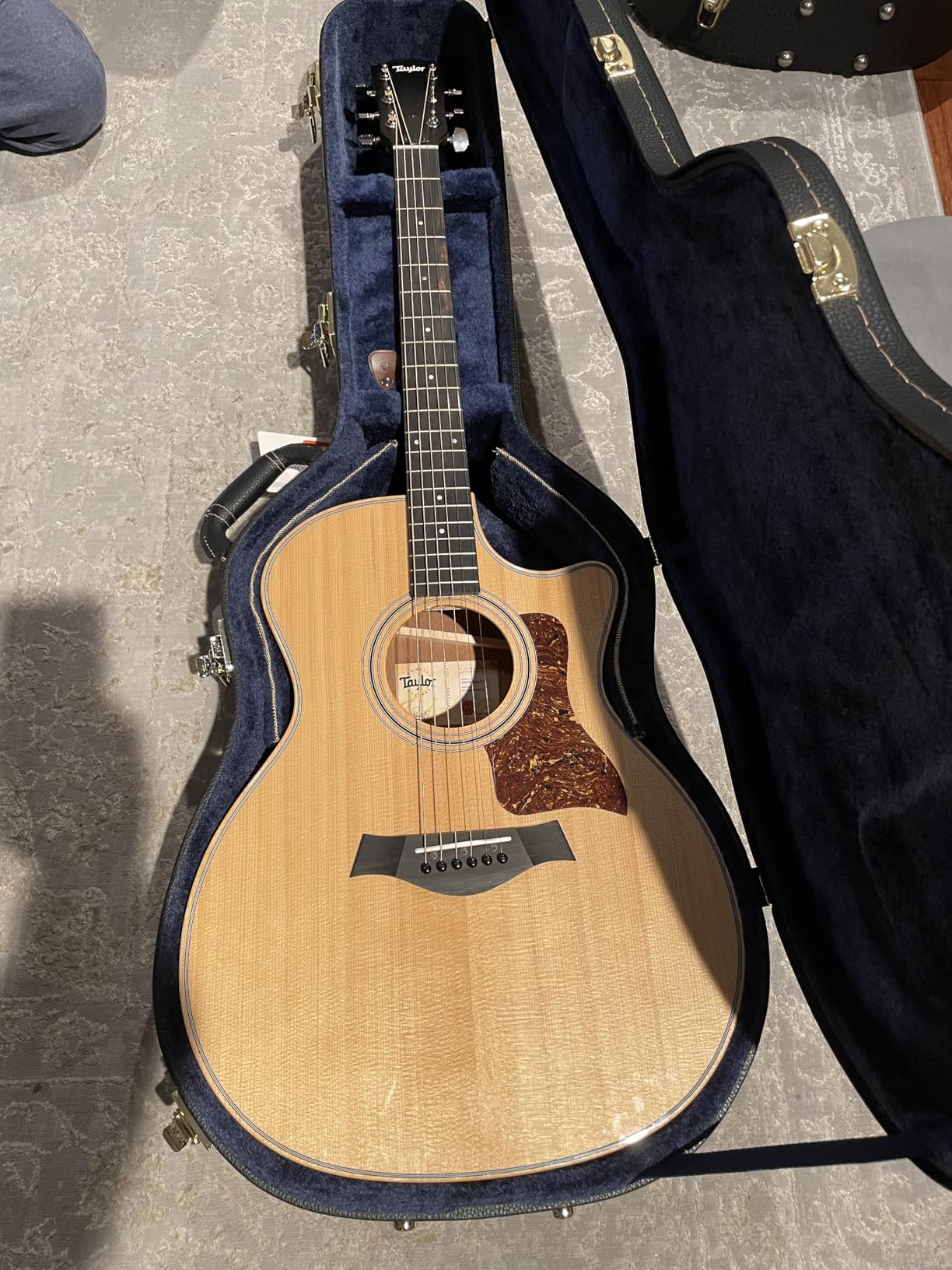 Crossrock Case - Hard-Shell Wooden Guitar Case - Fits OM/000-14 Fret Acoustic Guitars - Stainless Steel Latches, Sponge Lining, Metal Feet, Storage Space - Black customer photo 1
