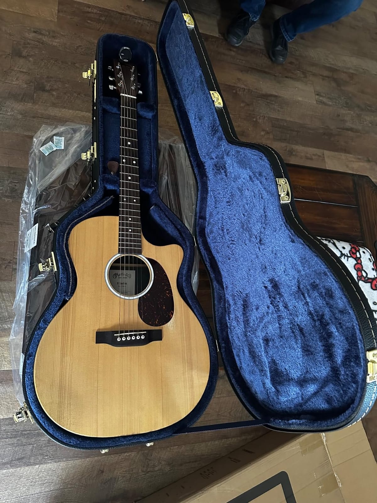 Crossrock Case - Hard-Shell Wooden Guitar Case - Fits OM/000-14 Fret Acoustic Guitars - Stainless Steel Latches, Sponge Lining, Metal Feet, Storage Space - Black customer photo 2